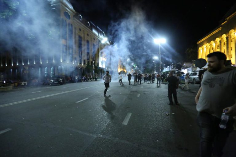 CONFRONTOS ENTRE MANIFESTANTES E POLÍCIA NA GEÓRGIA FIZERAM MAIS DE 240 FERIDOS