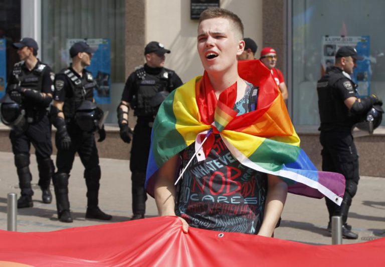 MANIFESTAÇÃO GAY REÚNE MILHARES DE PESSOAS EM KIEV