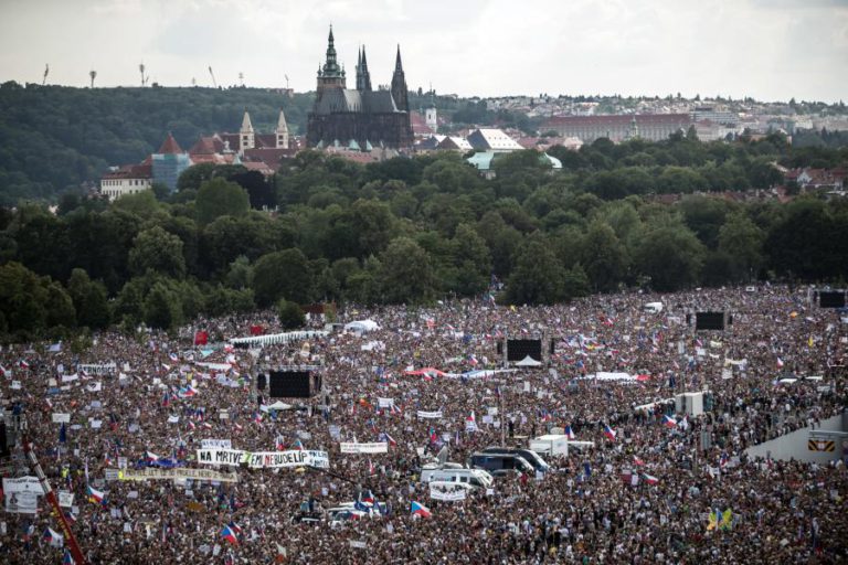 MANIFESTANTES EXIGEM EM PRAGA A DEMISSÃO DO PRIMEIRO-MINISTRO CHECO