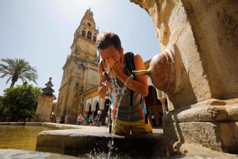 VAGA DE CALOR FAZ DOIS MORTOS EM ESPANHA E ENCERRA QUATRO MIL ESCOLAS EM FRANÇA