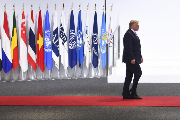 TRUMP PEDE A MERKEL QUE SEJA MAIS CONTUNDENTE COM “CONDUTA PERIGOSA” DO IRÃO