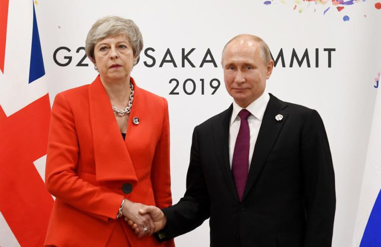 MAY PEDE A PUTIN QUE “PARE COM OS SEUS ATOS DE DESESTABILIZAÇÃO”