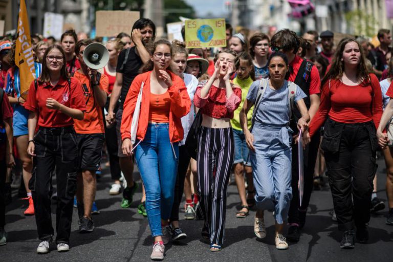 CENTENAS DE JOVENS CERCAM O PARLAMENTO ALEMÃO PARA EXIGIREM MEDIDAS PARA O CLIMA
