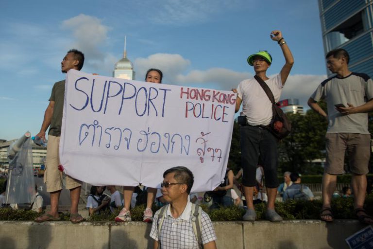 MILHARES DE MANIFESTANTES APOIAM A POLÍCIA EM HONG KONG