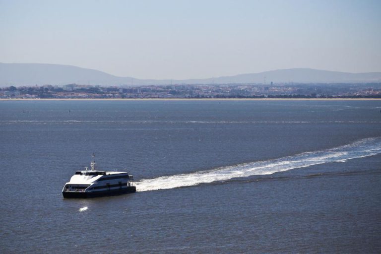 LIGAÇÕES FLUVIAIS ENTRE BARREIRO E LISBOA NÃO ESTÃO ASSEGURADAS NA MANHÃ E INÍCIO DA TARDE DE SÁBADO
