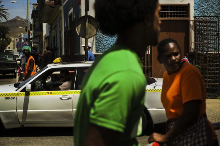 SOCIEDADE CABO-VERDIANA DE RISCO ESTREIA-SE A FINANCIAR 18 TAXISTAS COM NOVAS VIATURAS