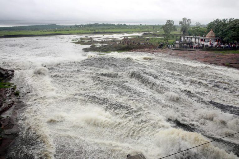 FISSURAS NUMA BARRAGEM PROVOCARAM INUNDAÇÕES E PELO MENOS TRÊS MORTOS NA ÍNDIA
