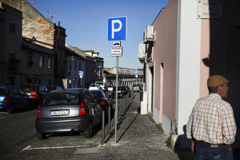 INFANTÁRIO EVACUADO NA FREGUESIA LISBOETA DE CARNIDE DEVIDO A INCÊNDIO NUMA QUINTA