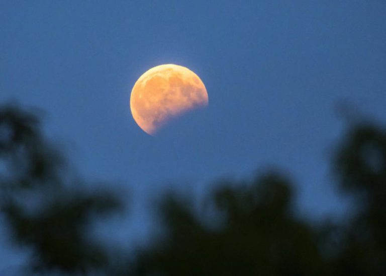 ECLIPSE PARCIAL DA LUA VAI SER HOJE VISÍVEL EM PORTUGAL