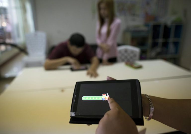 ALUNOS DO 5.º ANO DA MADEIRA VÃO USAR MANUAIS DIGITAIS NO PRÓXIMO ANO, DIZ GOVERNO REGIONAL