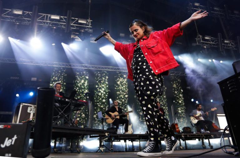 CAROLINA DESLANDES ATUA NO CALE & SANGRIAGOSTO NO FUNDÃO