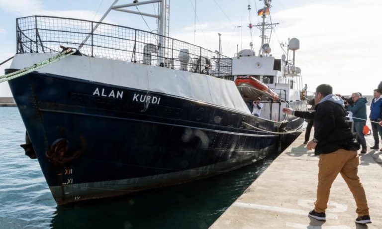 BARCO DE RESGATE ALEMÃO DIRIGE-SE PARA LAMPEDUSA COM 65 MIGRANTES