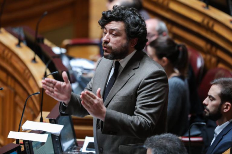 DEPUTADO PEDRO DELGADO ALVES CONDENADO A DOIS MIL EUROS DE MULTA POR ATROPELAR CANTONEIRA