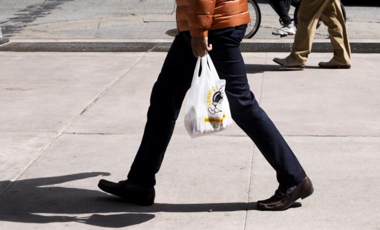 MAIS DE 12 MILHÕES DE SACOS PLÁSTICOS CIRCULAM TODOS OS DIAS NOS SUPERMERCADOS ANGOLANOS
