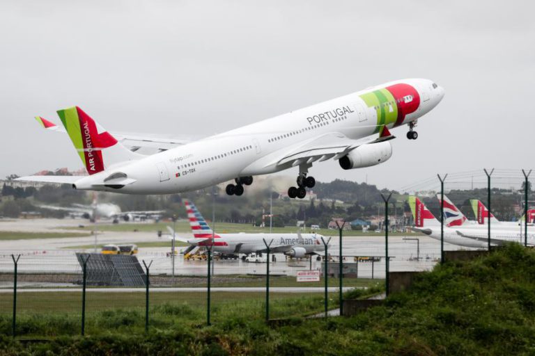 PASSAGEIROS NOS AEROPORTOS PORTUGUESES SUBIRAM 7,2% PARA 27,4 MILHÕES NO 1.º SEMESTRE