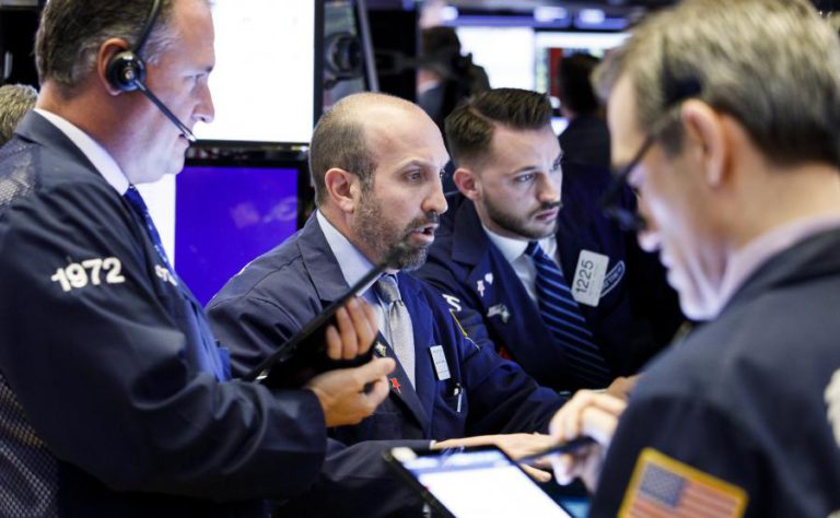 WALL STREET FECHA EM BAIXA LIGEIRA DEPOIS DA DESCIDA DA TAXA DE JURO SE AFASTAR
