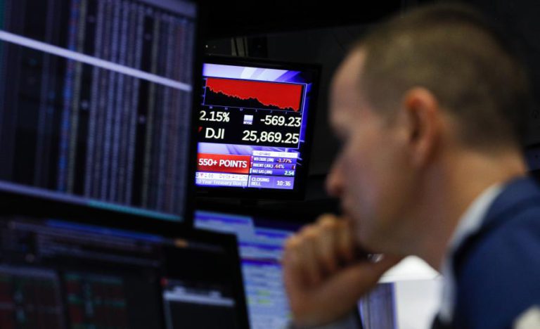 WALL STREET FECHA EM BAIXA POR BANCA PREVER QUEDA DE LUCROS COM DESCIDA DE JUROS