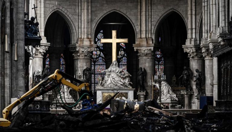 PESSOAL DA SEGURANÇA DE NOTRE DAME DEMOROU 30 MINUTOS A CHAMAR BOMBEIROS