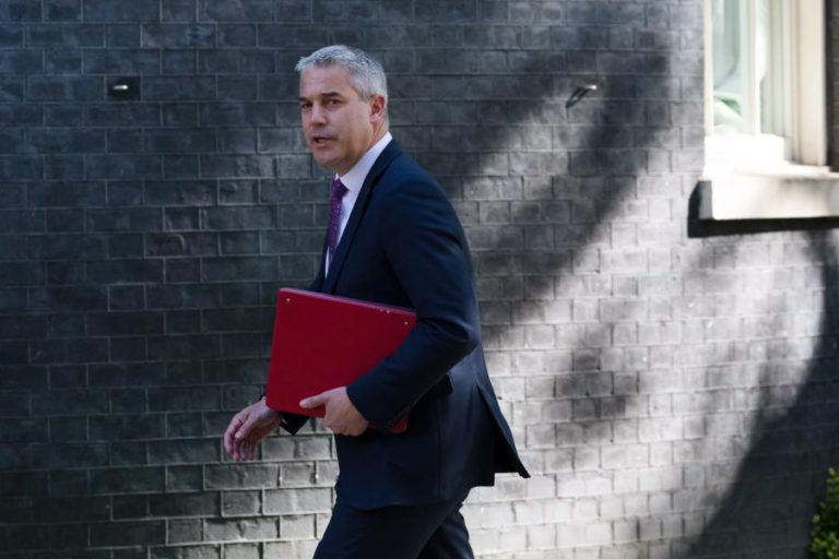 BORIS JOHNSON MANTÉM MINISTRO PARA O ‘BREXIT’ STEPHEN BARCLAY NUM GOVERNO DOMINADO POR EUROCÉTICOS