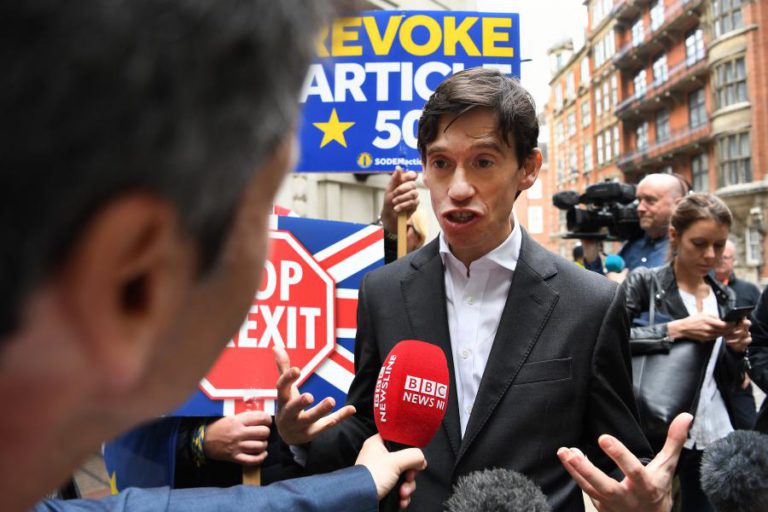 MINISTRO RORY STEWART TAMBÉM SE DEMITE APÓS ELEIÇÃO DE BORIS JOHNSON