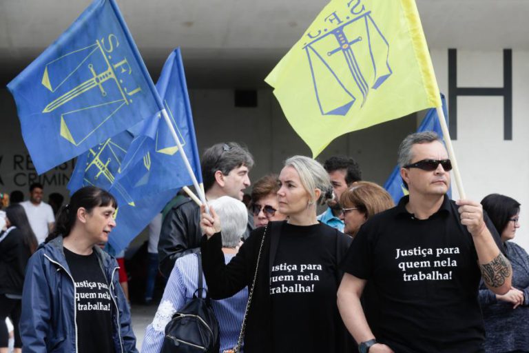 GREVES E CONTESTAÇÃO EM TODOS OS SETORES DA JUSTIÇA MARCARAM LEGISLATURA