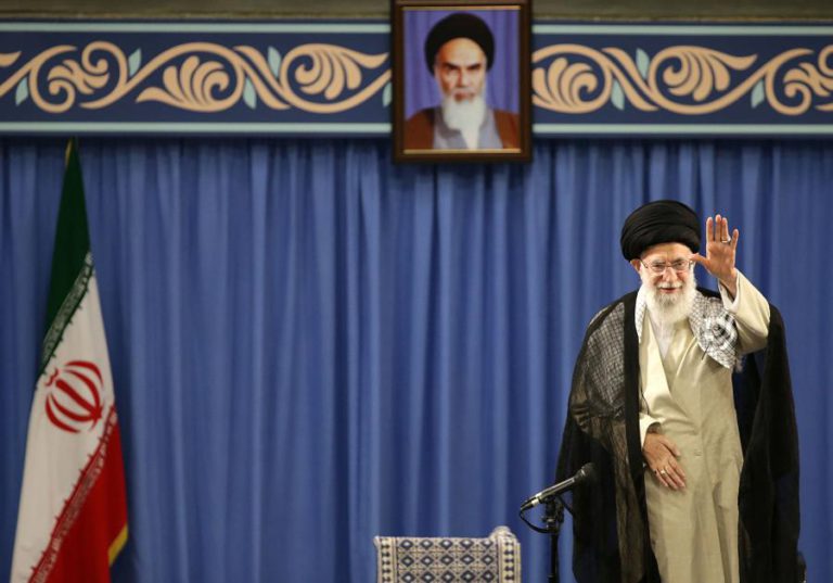 GUIA SUPREMO DO IRÃO GARANTE RETALIAÇÃO A ARRESTO DE PETROLEIRO PELO REINO UNIDO