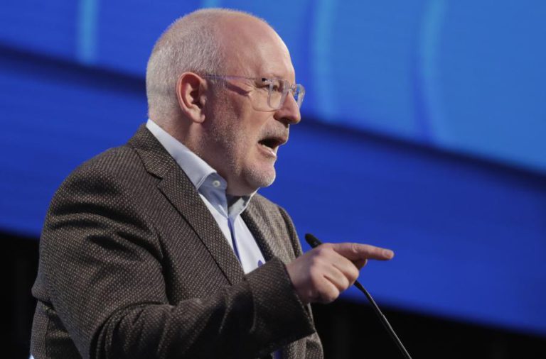 TIMMERMANS CRITICA ALINHAMENTO DO PPE COM POLÓNIA E HUNGRIA