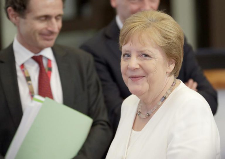 MERKEL ESPERA QUE LÍDERES EUROPEUS CHEGUEM A ACORDO NA TERÇA-FEIRA