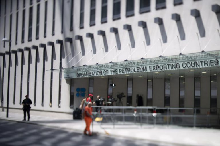 OPEP APROVA PRORROGAÇÃO DA REDUÇÃO DA PRODUÇÃO DE PETRÓLEO POR MAIS NOVE MESES