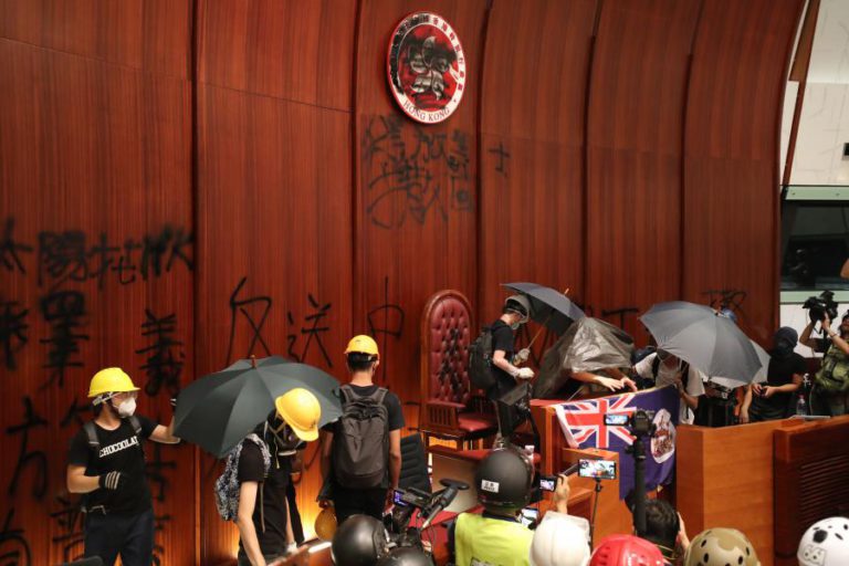 POLÍCIA DE HONG KONG AMEAÇA USAR FORÇA PARA RETIRAR MANIFESTANTES DO PARLAMENTO