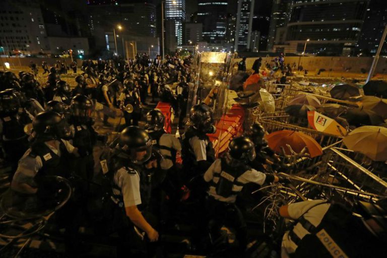 POLÍCIA DE HONG KONG INTERVÉM PARA DESALOJAR MANIFESTANTES DO PARLAMENTO LOCAL