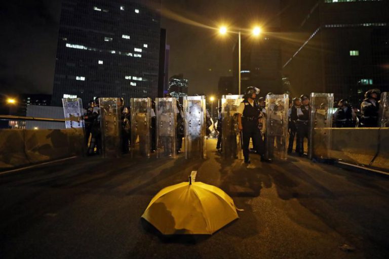 MÁSCARAS E CHAPÉUS DE CHUVA ABANDONADOS NAS RUAS É O QUE RESTA DO PROTESTO EM HONG KONG