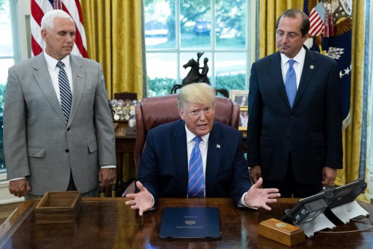 TRUMP ASSINA FINANCIAMENTO PARA MELHORIA DE INSTALAÇÕES DE RECEÇÃO DE IMIGRANTES