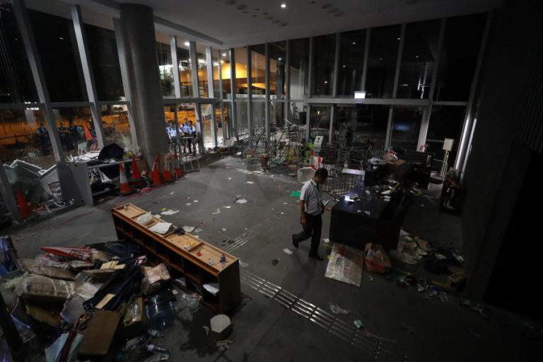 CHINA CONDENA INVASÃO EM HONG KONG E IMPRENSA QUEBRA SILÊNCIO SOBRE PROTESTOS