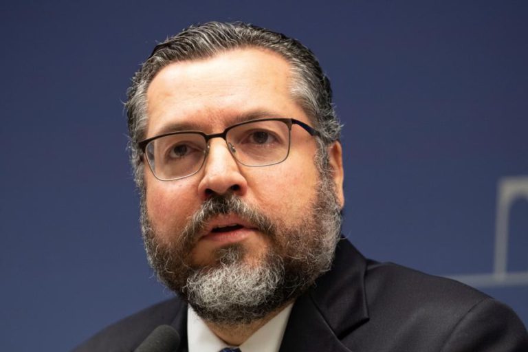 MINISTRO BRASILEIRO DIZ QUE FALARÁ SOBRE CRIAÇÃO DE UM INSTITUTO CULTURAL EM REUNIÃO DA CPLP