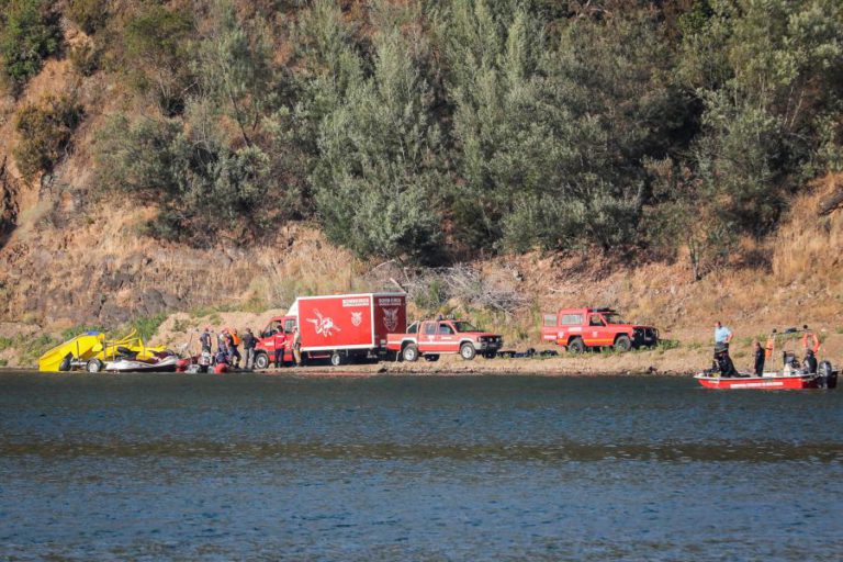 AVIÃO DE COMBATE A INCÊNDIOS RETIRADO DA ÁGUA NO SÁBADO