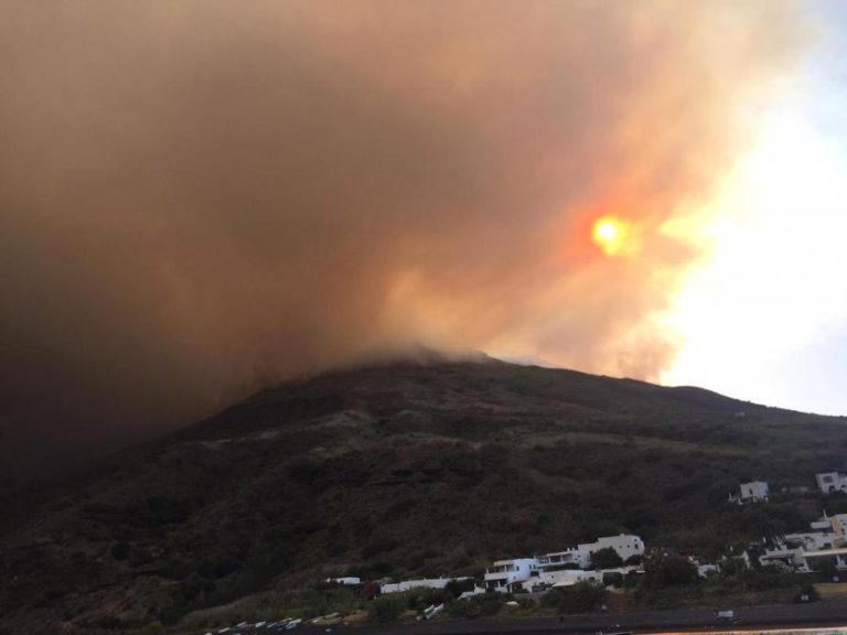 ATIVIDADE DO VULCÃO STROMBOLI EM ITÁLIA VOLTA À NORMALIDADE