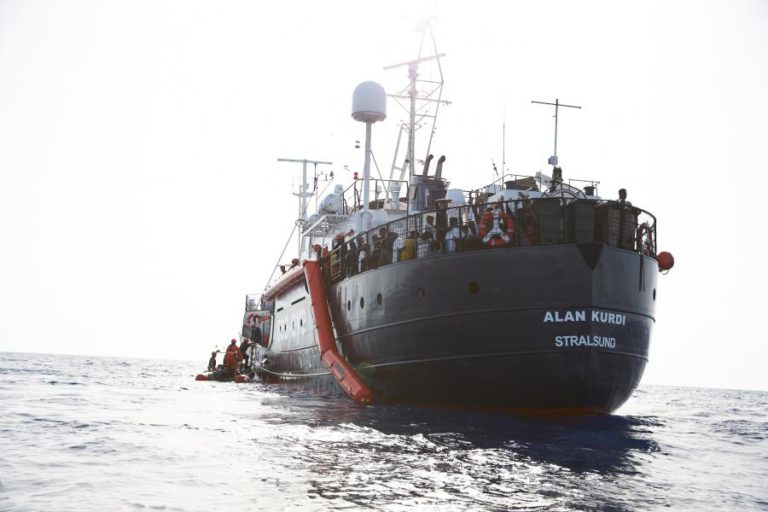 NAVIO HUMANITÁRIO RESGATA 44 PESSOAS EM RISCO AO LARGO DA LÍBIA