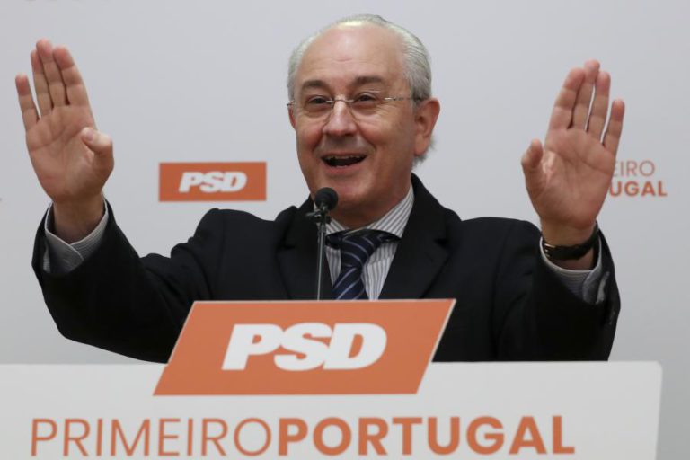 PRESIDENTE DO PSD COMPROMETE-SE A REDUZIR TAXAS DO IRS NOS ESCALÕES INTERMÉDIOS