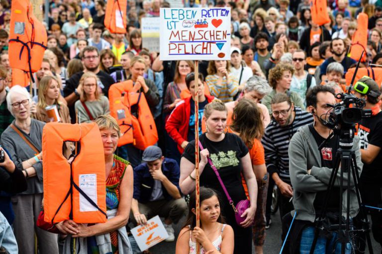 MAIS DE 30 MIL MANIFESTAM-SE NA ALEMANHA E PEDEM APOIO A MIGRANTES