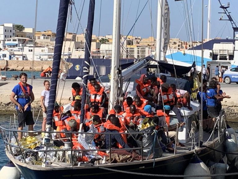 BARCO COM 41 MIGRANTES ATRACA NO PORTO DE LAMPEDUSA SEM AUTORIZAÇÃO