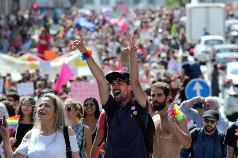 MAIS DE CINCO MIL PESSOAS FAZEM A FESTA NAS RUAS DO PORTO PELO ORGULHO LGBT+