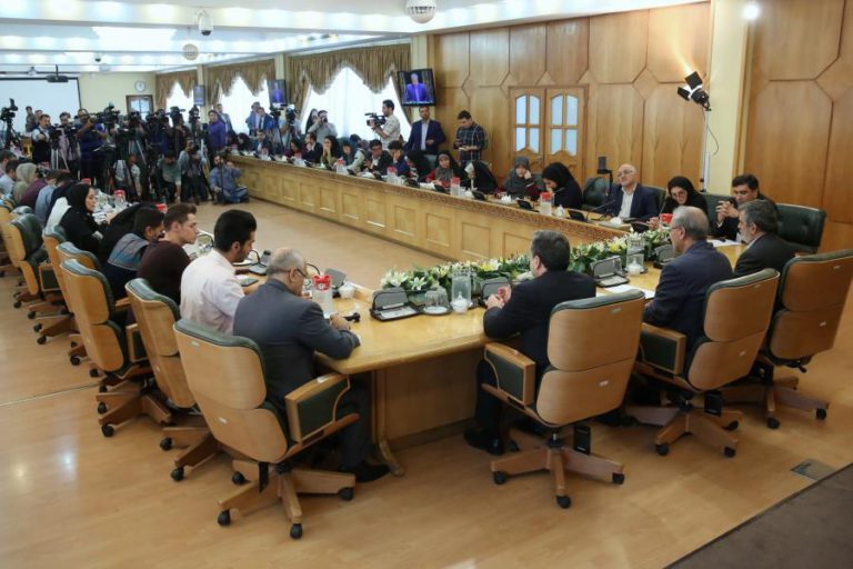 IRÃO ADMITE REVERTER AVANÇO EM MATÉRIA NUCLEAR SE EUROPA DER APOIO POLÍTICO