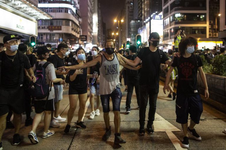 ATIVISTAS PROMETAM MAIS PROTESTOS EM HONG KONG APESAR DE LEI POLÉMICA SER DADA COMO “MORTA”
