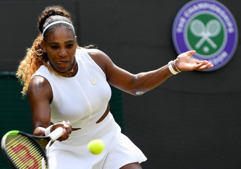 SERENA WILLIAMS VENCE ESPANHOLA SUAREZ NAVARRO E SEGUE PARA OS ‘QUARTOS’ DE WIMBLEDON