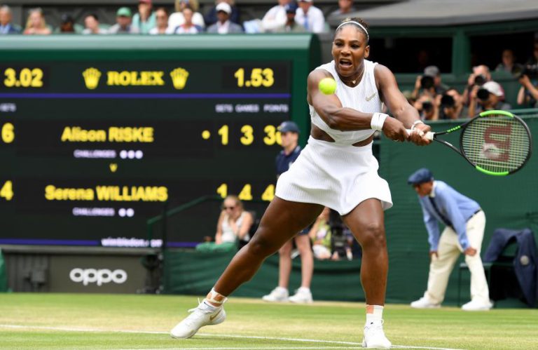 SERENA WILLIAMS BATE ALISON RISKE E APURA-SE PARA AS MEIAS-FINAIS DE WIMBLEDON