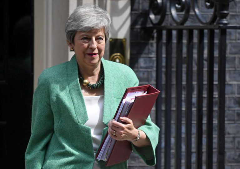 PM BRITÂNICA DIZ QUE CRÍTICAS RACISTAS DE TRUMP SÃO “COMPLETAMENTE INACEITÁVEIS”