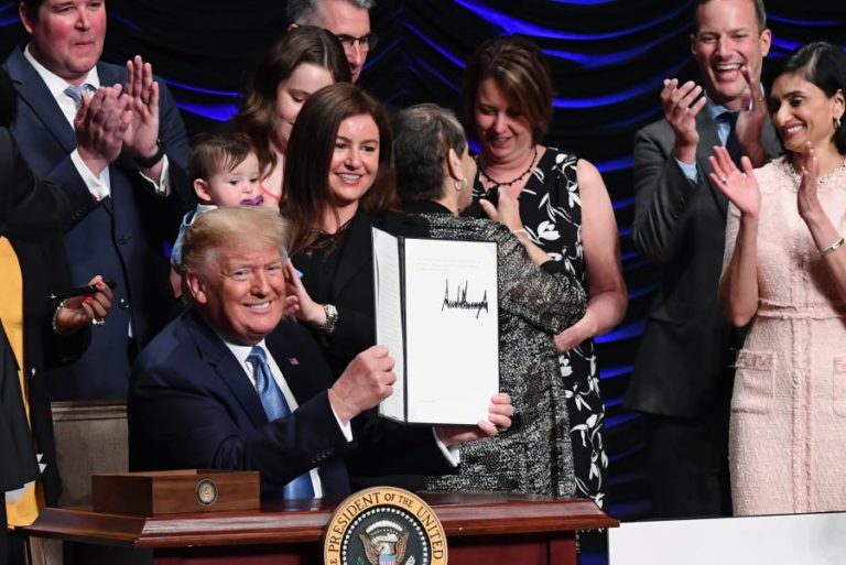 DONALD TRUMP CONFIRMA QUE VAGA DE DEPORTAÇÕES COMEÇA NO DOMINGO