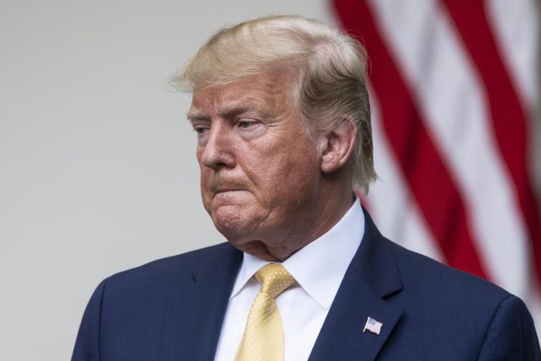 TRUMP FAZ COMENTÁRIOS RACISTAS SOBRE QUATRO CONGRESSISTAS E MANDA-AS PARA A TERRA DELAS