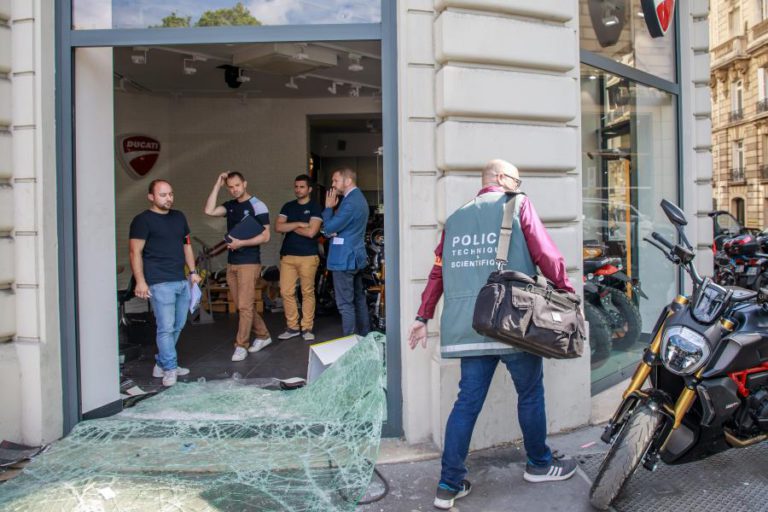 INCIDENTES APÓS APURAMENTO DA SELECÇÃO ARGELINA FAZEM UM MORTO EM FRANÇA